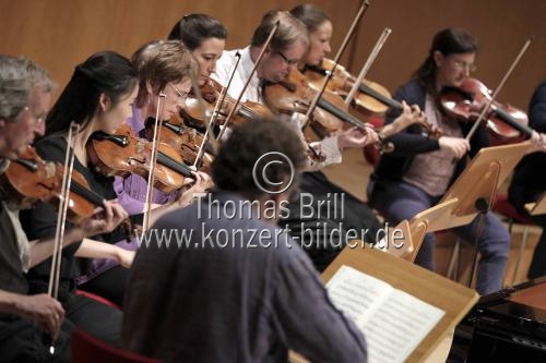 Die Pianisten Kit Armstrong, Ragna Schirmer, Matthias Kirschnereit, Andrea Lucchesini begleiten das Bach Collegium München unter der Leitung des deutschen Violinisten Florian Sonnleitner in der Philharmonie Köln (© Thomas Brill)